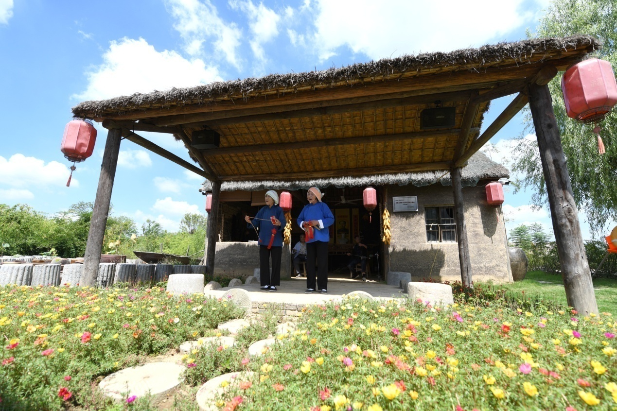滁州市凤阳县小岗村的农民花鼓说唱表演。滁州市人大常委会供图