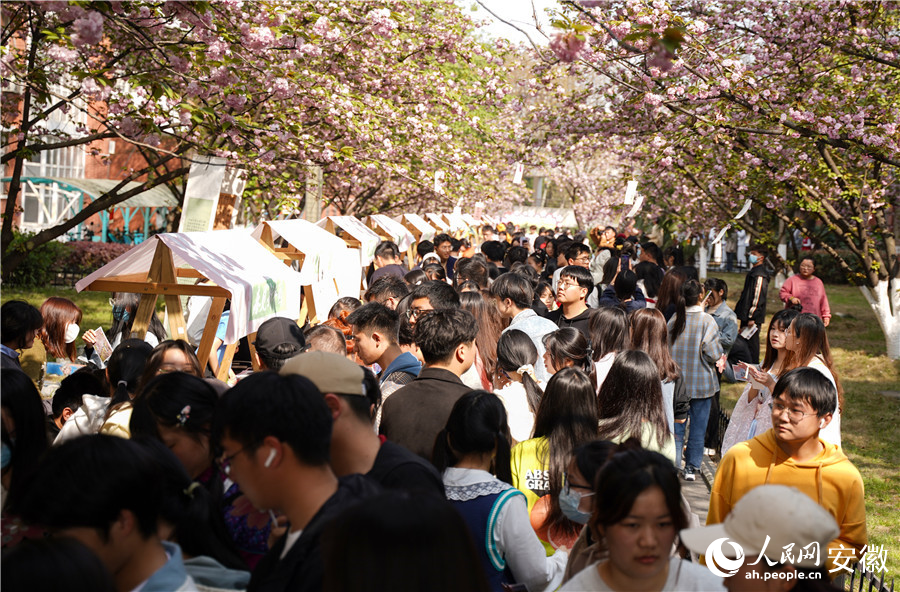 樱花集市人头攒动。人民网 王锐摄