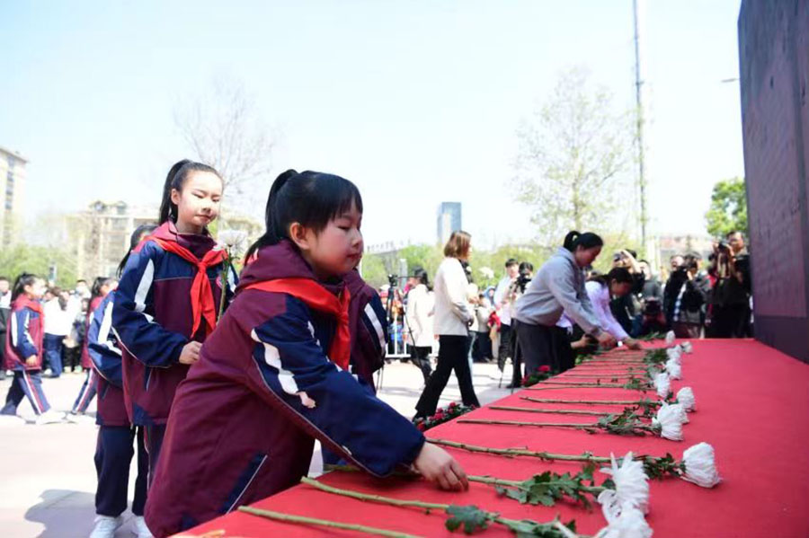 向先烈献花。徐勇摄