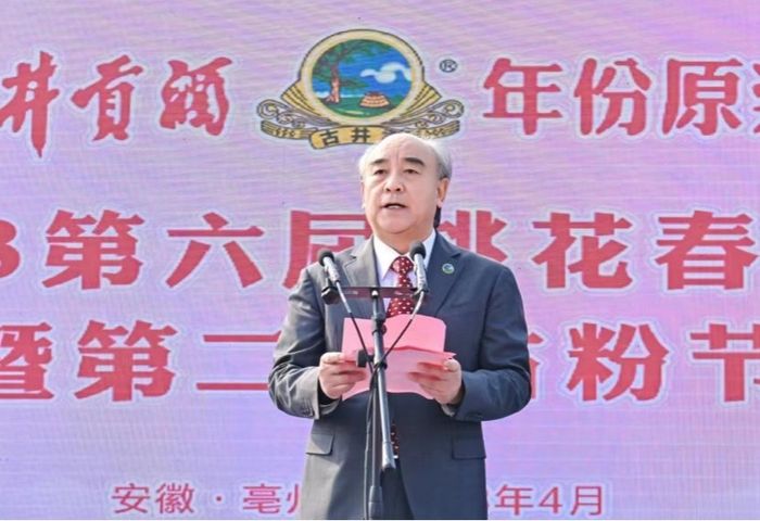 梁金辉致欢迎辞。桑雅摄