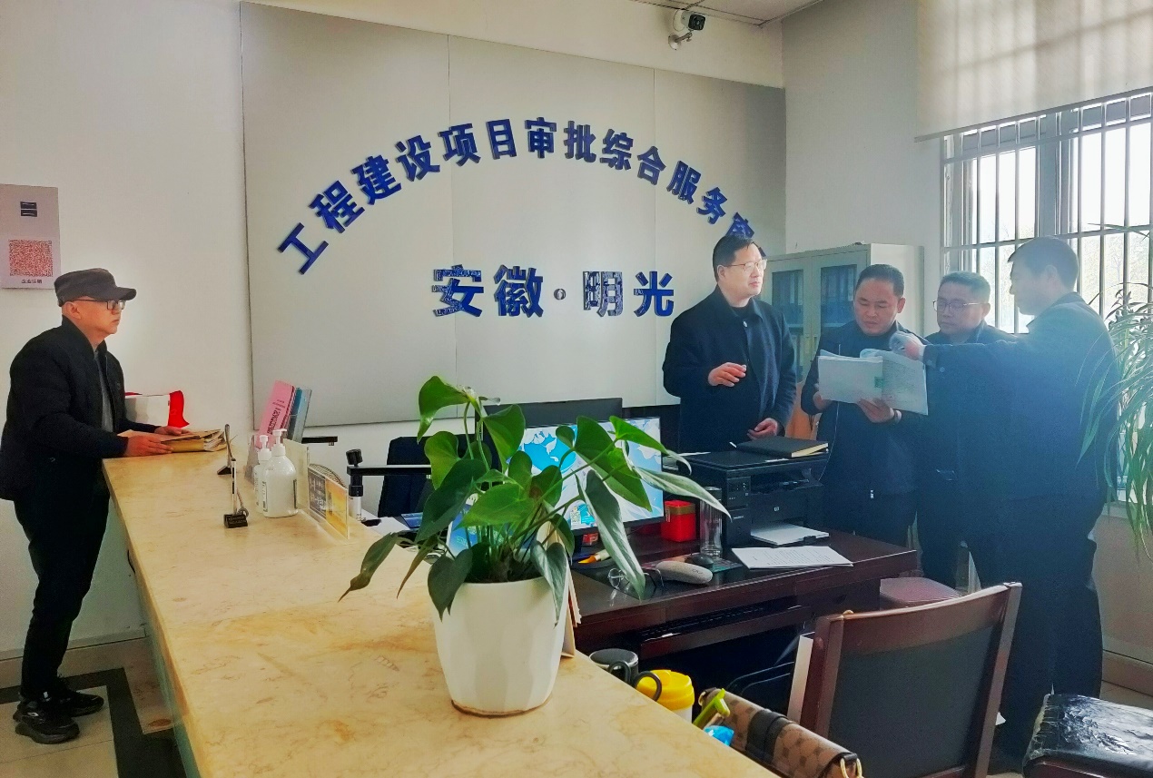 华少宝在服务窗口审批企业申报材料。受访者供图