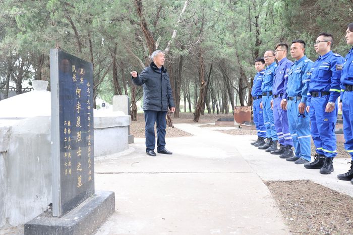 盛志席為當地藍天救援隊隊員講述烈士事跡。蔣曉娜攝
