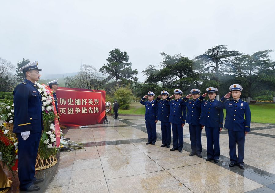 緬懷英烈。合肥市消防救援支隊供圖