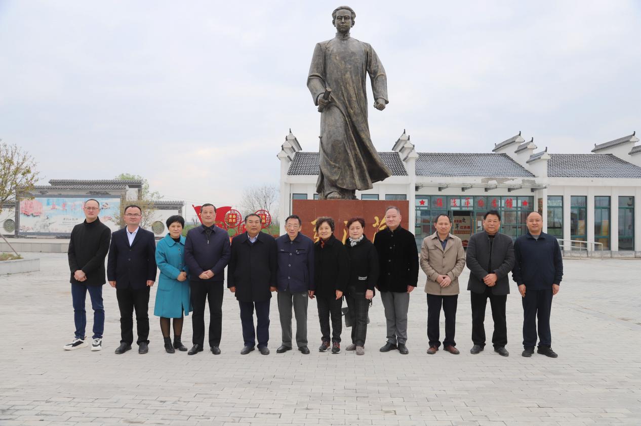 合影留念。固镇县委宣传部供图
