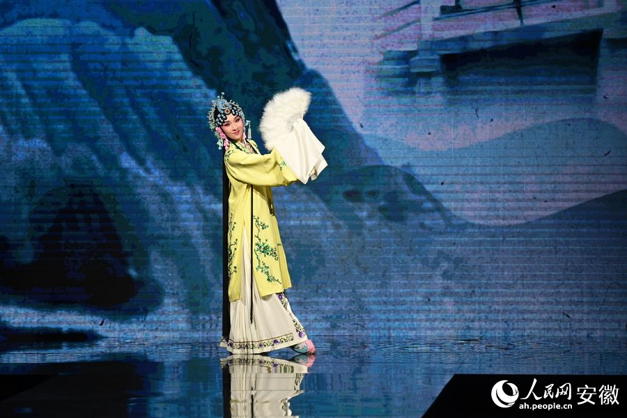 开幕时尚秀。人民网记者 苗子健摄