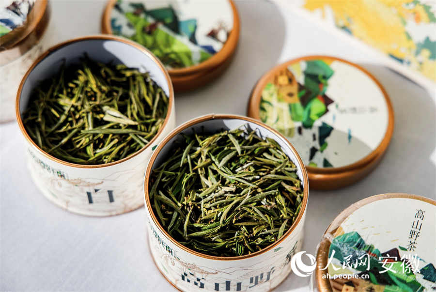 近年来，无为市昆山镇聚焦白茶产业，通过基地化生产、规模化发展、产业化经营，打造了集观光旅游、休闲体验、生态康养为一体的白茶产业园。人民网 陶涛摄