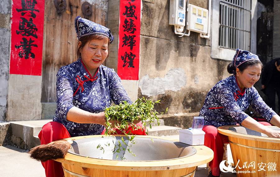 村民正在炒制茶叶。人民网 王锐摄