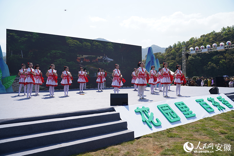 开幕式上正在演出的节目。人民网 王锐摄