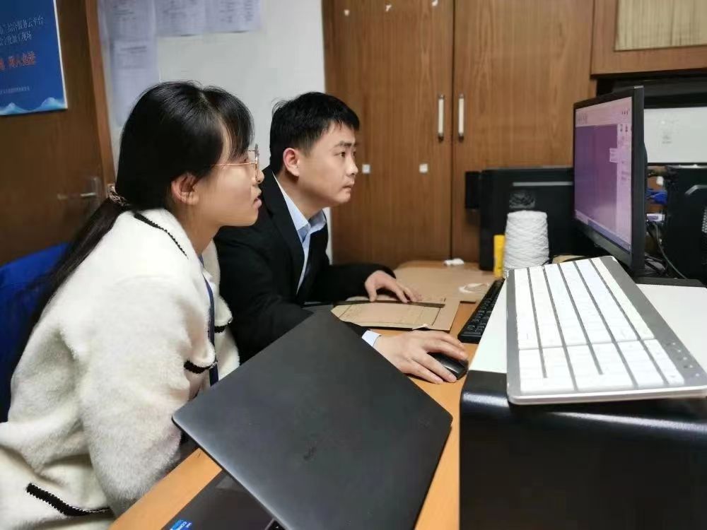 工作人員正在錄入電子信息。蜀山區委宣傳部供圖