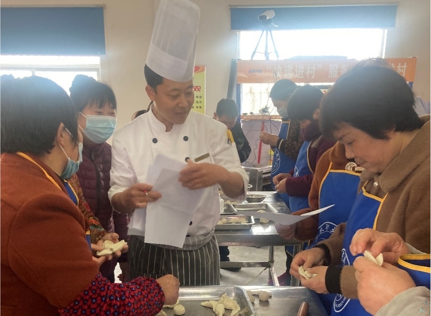 面点师正在为学员评分的三河米饺。肥西暖心办供图
