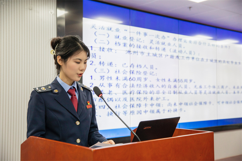 税务人员作灵活就业人员社保费“一件事一次办”操作辅导。陈星摄