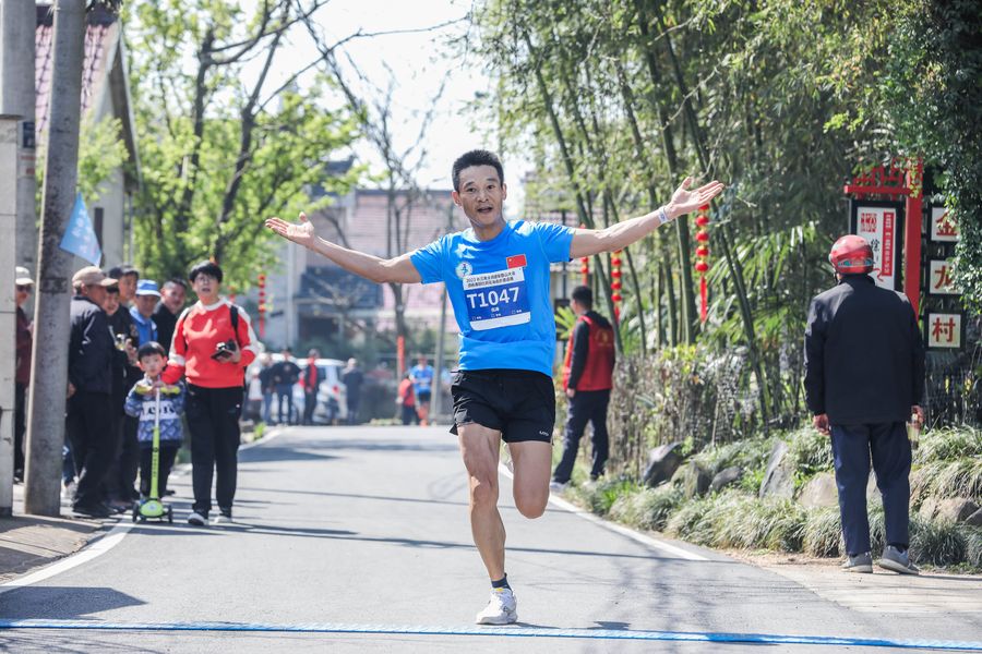 本次赛事吸引了近万名户外运动爱好者报名参加。杨轩摄