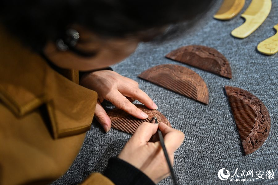 手工雕刻木梳花纹。人民网记者 苗子健摄