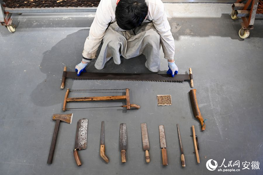 手工木梳工具展示。人民网记者 苗子健摄