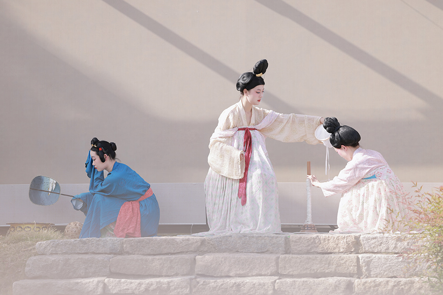 幾位演員演繹唐代名畫《搗練圖》。人民網 王曉飛攝
