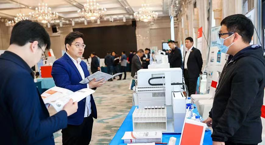 参会企业在现场沟通交流。