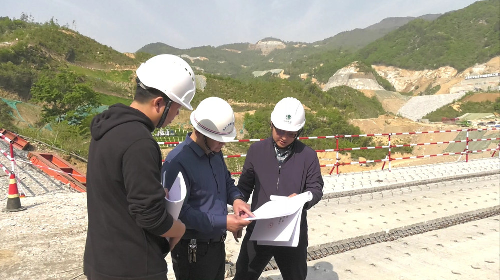 项目联系人深入工程建设现场与项目施工负责人面对面交流。