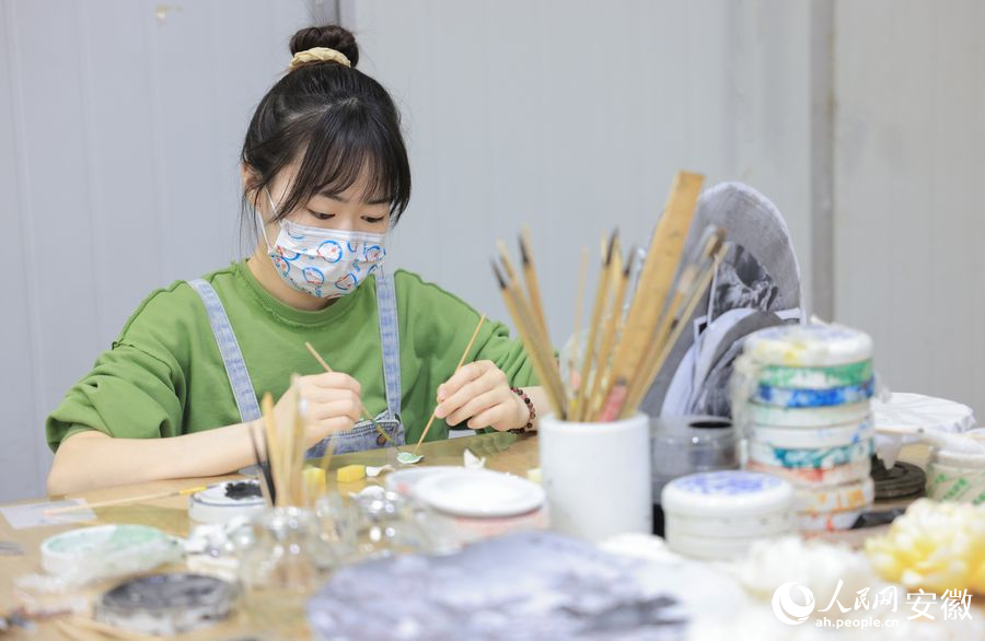 工作人員在分染葉片。人民網 王曉飛攝
