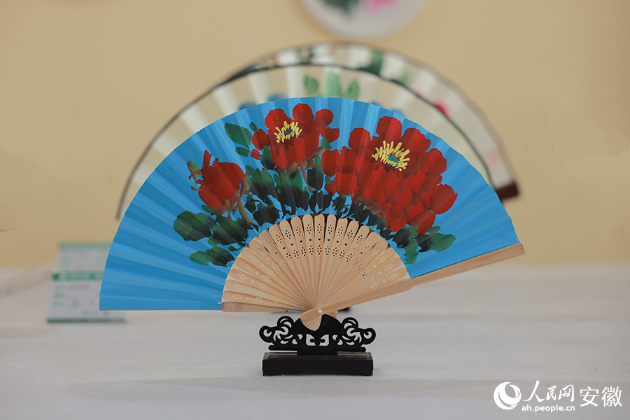 牡丹画相关文创产品——折扇。人民网 王晓飞摄