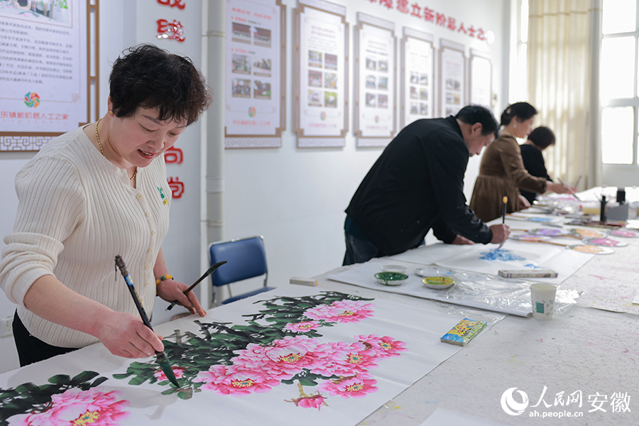几位画师正在创作牡丹画。人民网 王晓飞摄