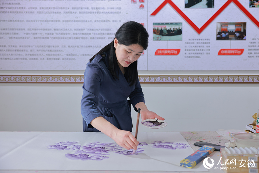 一位画师正在创作牡丹画。人民网 王晓飞摄
