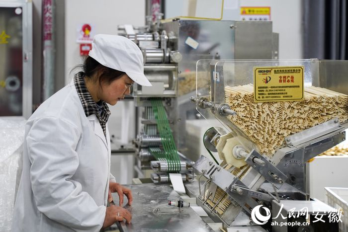 鴻葉集團生產線上工人正在檢查竹筷生產。人民網 王銳攝