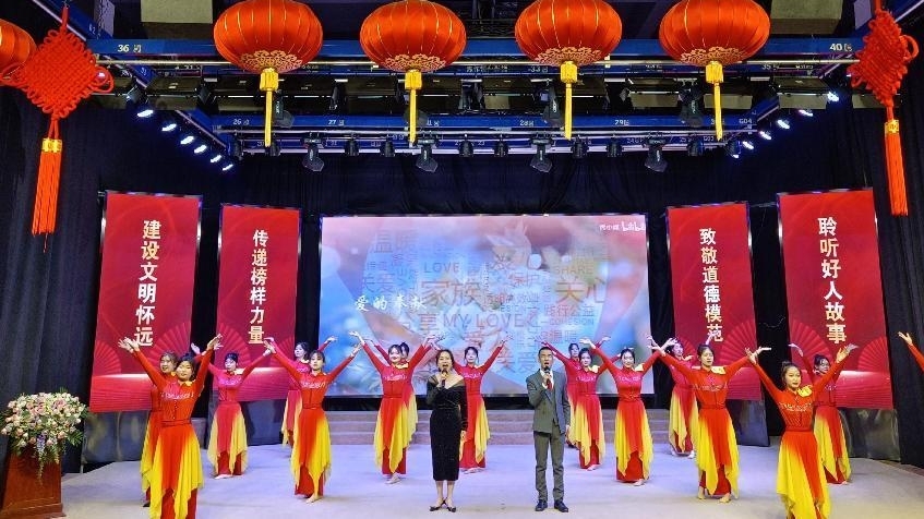 歌伴舞《爱的奉献》。怀远县委宣传部供图