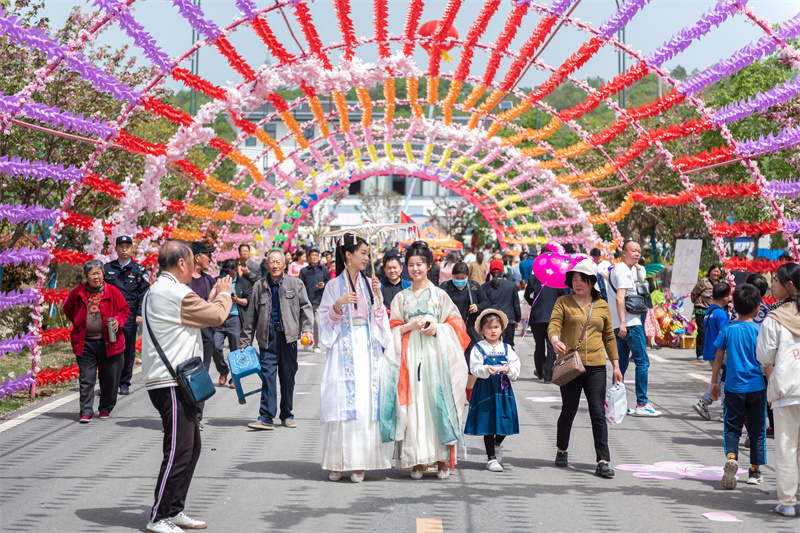 4月15日，来安县杨郢乡樱花谷内游人如织。