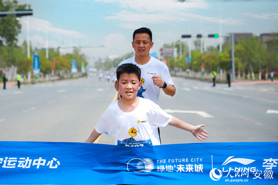 比賽中，參賽者們互相激勵互相扶持，享受著肆意的奔跑時刻。人民網 陶濤攝