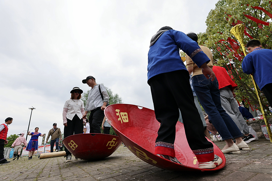 具有少数民族特色的民俗《踩锅》。高鹏摄