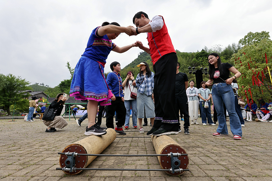 畲族民俗《龙凤同行》。高鹏摄