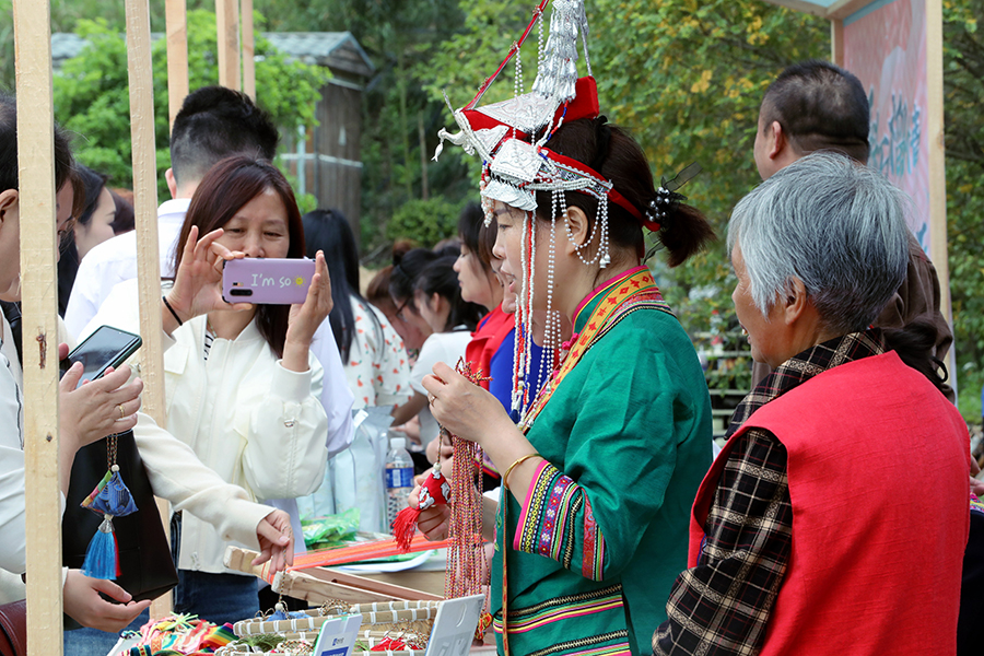 特色产品引来众多游客。高鹏摄