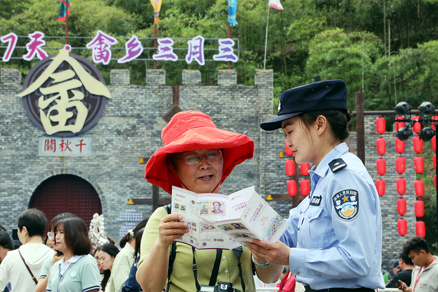 民警向游客开展经侦类防范宣传。高鹏摄