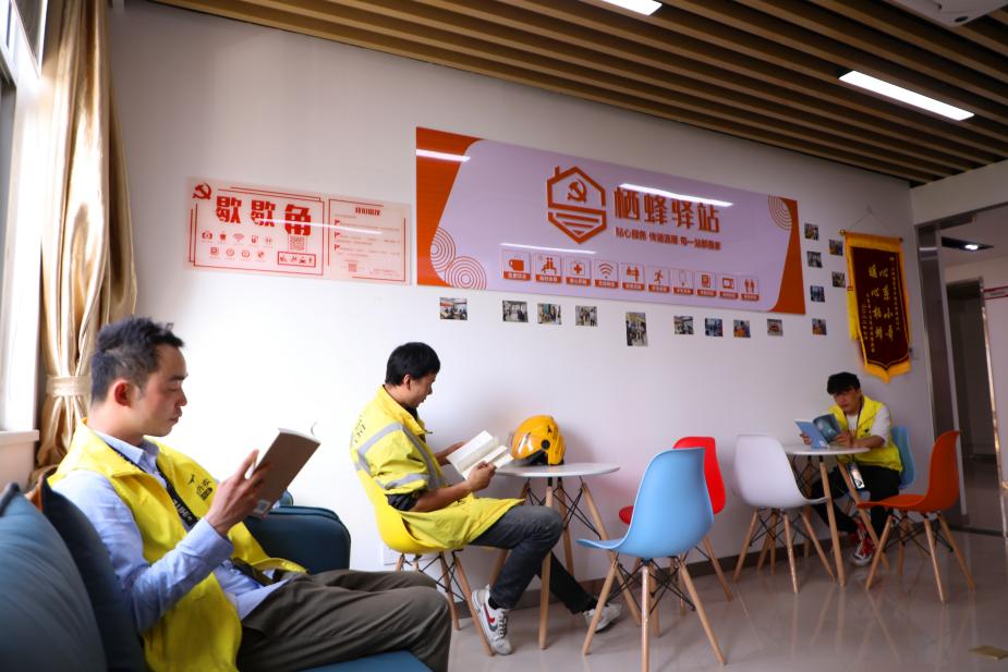 上派镇紫蓬社区栖蜂驿站内，外卖小哥利用休息时间阅读，品味书香。颜安供图