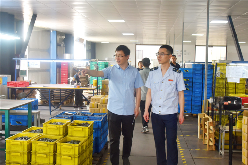 税务人员前往高新技术和外贸企业开展税惠政策辅导