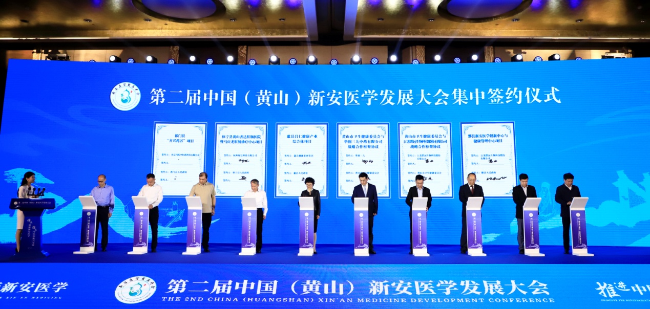 集中簽約儀式。黃曉萱攝