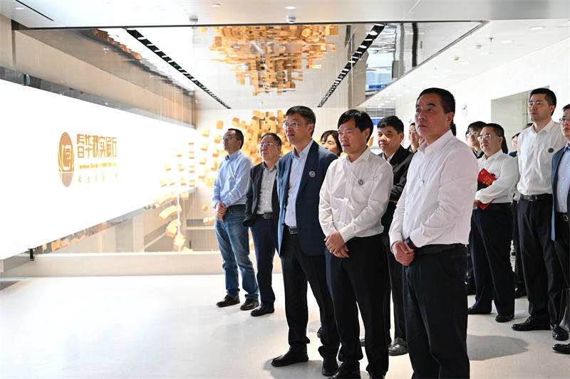 与会人员参观东华科技“春华秋实”全新展厅。张清华摄