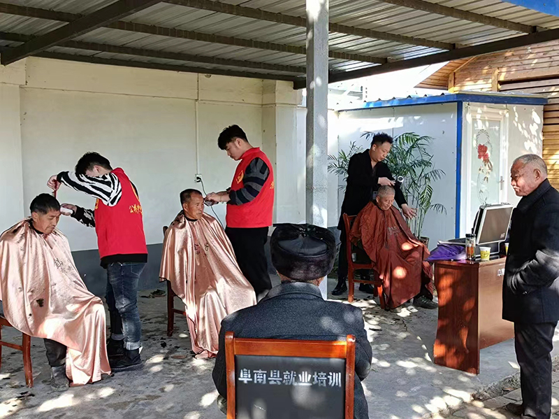 鞏堰村的志願服務活動。阜南縣委宣傳部供圖