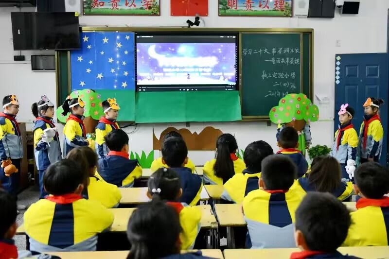 颍上县实验小学组织学生开展“学习二十大,书香润万家”主题读书活动。 孙亮亮、沈云鹏 摄