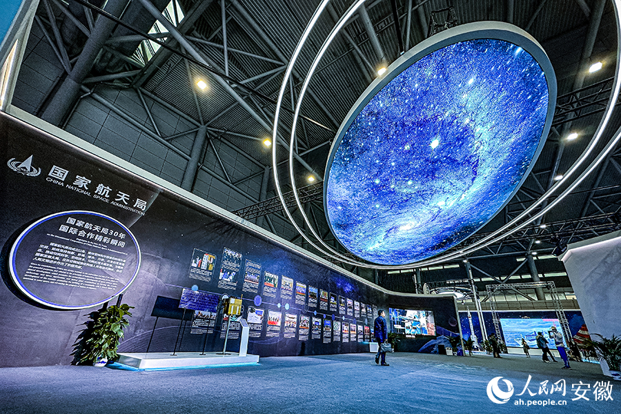 國家航天局成立30周年國際合作精彩瞬間展區。人民網 李希蒙攝