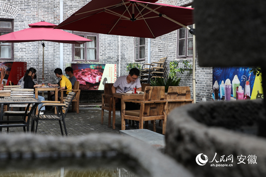 前言后记安庆劝业场店，读者在院子里阅读。人民网 张俊摄