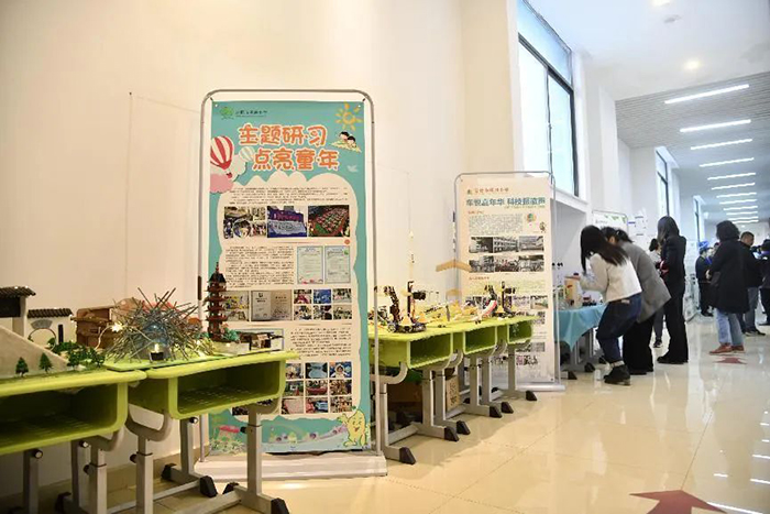 来访人员参访“科技之路”校园巡展