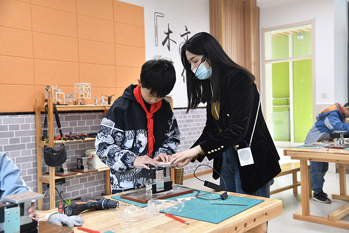 学生们在科技创新实验室上课  