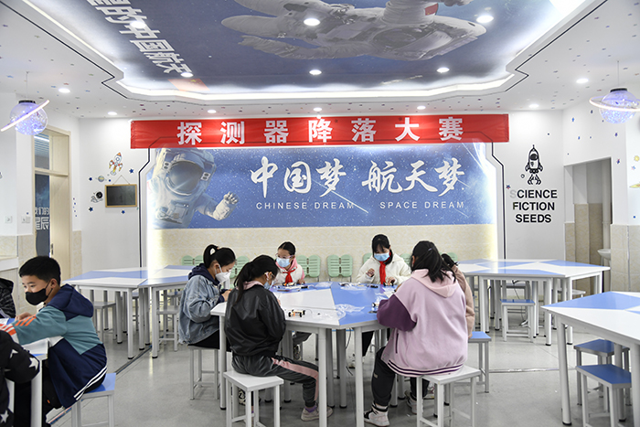 学生们在科技创新实验室上课