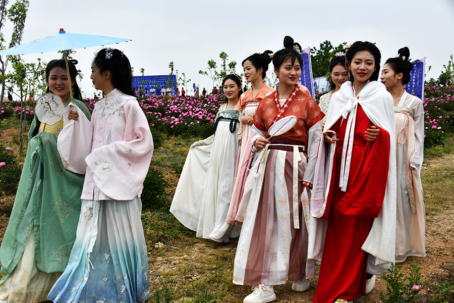 游客身著漢服徜徉花海間
