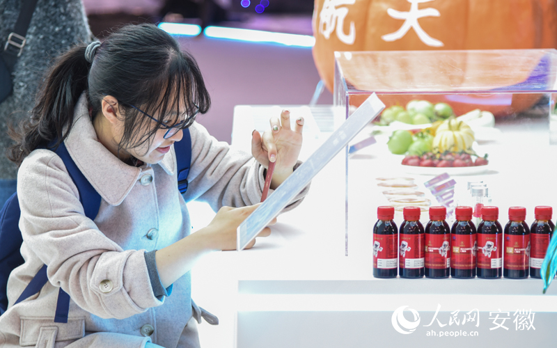 近距离观看太空蔬菜展品。人民网 李希蒙摄