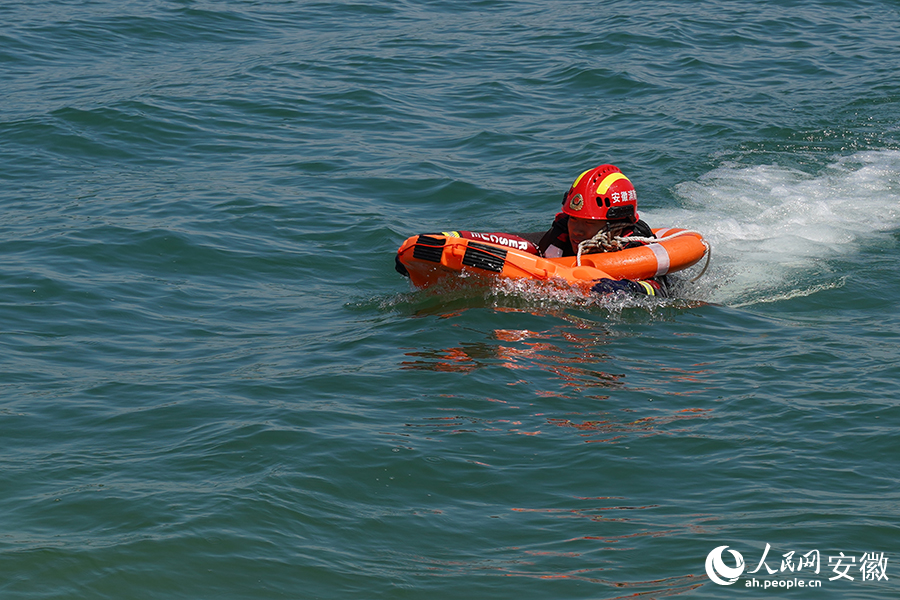 水上救生机器人参与救援演练。人民网 王锐摄