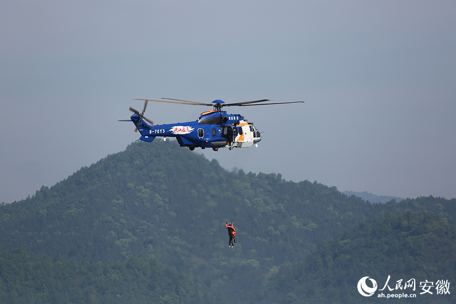 直升機對落水人員進行救援。人民網 王銳攝