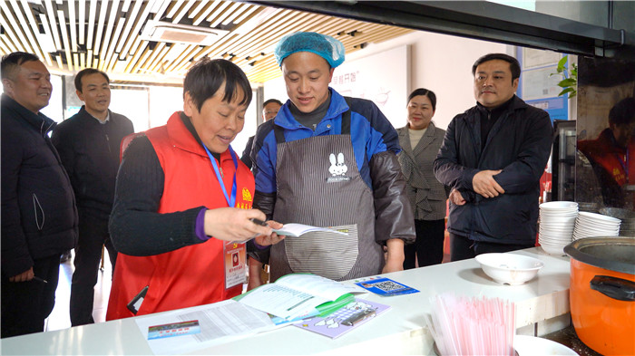 暖心走访现场。谯城区委宣传部供图