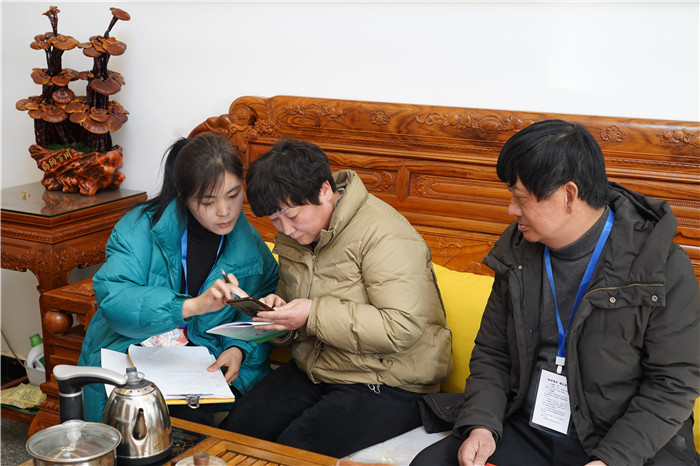 城乡居民组长在群众家中走访。谯城区委宣传部供图
